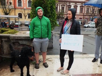 Nu se lasă! Pe ploaie, o mână de orădeni au protestat tacit împotriva eutanasierii câinilor (FOTO)