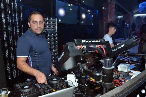 Clubul The One s-a redeschis cu DJ Rynno, animatoare sexy şi confetti. Vezi care a fost atmosfera! (FOTO)