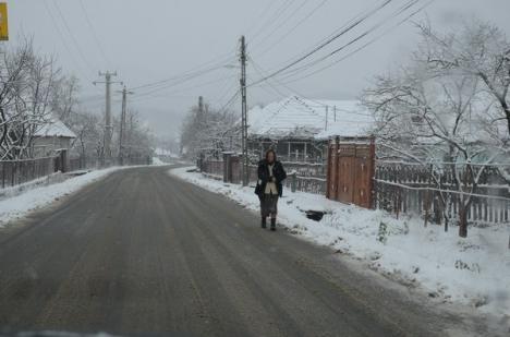Se circulă greu pe şoselele din Bihor: În Sânmartin, o maşină s-a întors cu roţile-n sus (FOTO)