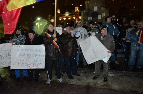 Oradea, seara a şasea de proteste: Unii manifestanţi s-au retras din cauza lozincilor vulgare (FOTO)