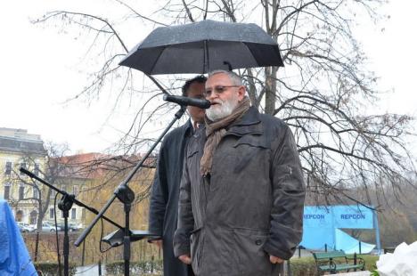 Mihai Eminescu, omagiat în ploaie cu poezii şi cântece (FOTO/VIDEO)