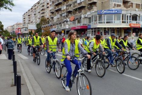 Bicicleta, cel mai rapid mijloc de transport în Oradea. Peste 500 de orădeni au pedalat victorioşi prin oraş (FOTO/VIDEO)