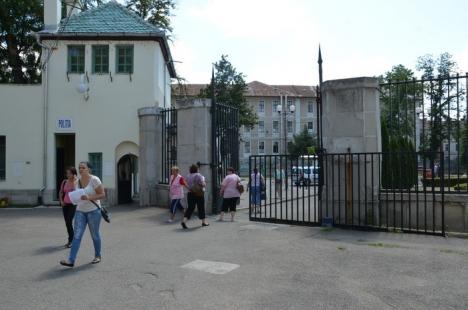 A început admiterea la facultate: Viitorii studenţi "mişună" prin campusul Universităţii din Oradea (FOTO)