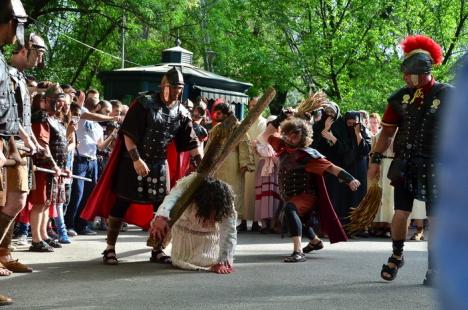 Patimile lui Hristos: Sute de orădeni l-au însoţit pe Iisus pe Drumul Crucii (FOTO / VIDEO)