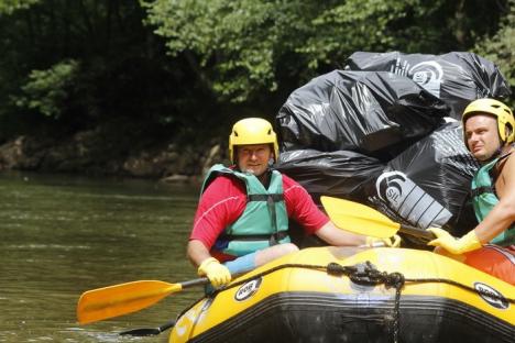 Voluntarii ABA Crişuri şi Master Adventure au curăţat apele Crişului Repede (FOTO)