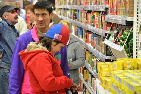 Auchan, luat cu asalt la inaugurare: 500 de orădeni au stat la coadă pentru a face cumpărături în noul hipermarket (FOTO)