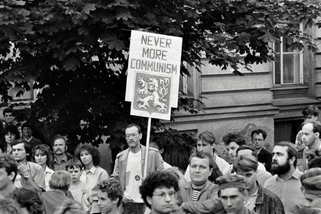 Revoluţia de Catifea anticomunistă din Cehoslovacia ajunge la Oradea, printr-o expoziție de fotografii iconice (FOTO)