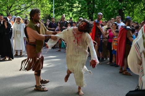 Patimile lui Hristos: Sute de orădeni l-au însoţit pe Iisus pe Drumul Crucii (FOTO / VIDEO)