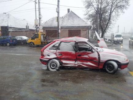 Impact în intersecţie: Doi răniţi şi două maşini făcute praf pe Ovid Densuşeanu