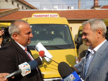 Spectacol la Prefectura Bihor: Vicepremierul Dragnea "dă" microbuze la primari "cu drag", să aducă "zâmbete pe feţele copiilor" (FOTO)