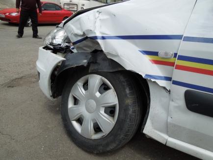 Mort de beat şi supărat că a fost părăsit de iubită, un orădean a buşit maşina femeii, dar şi două maşini de Poliţie! (FOTO)