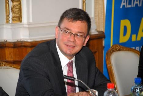 Mihai Răzvan Ungureanu, la întâlnirea cu membrii Forţa Civică Bihor: "Mulţi mi-au spus că politica e murdară" (FOTO)