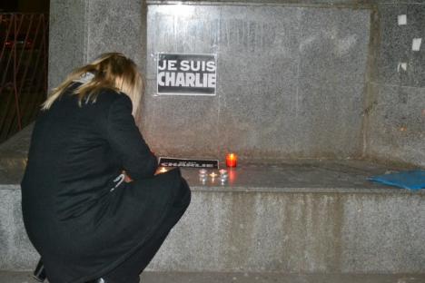 Je suis Charlie: Jurnalişti orădeni împotriva masacrului din Franţa (FOTO)