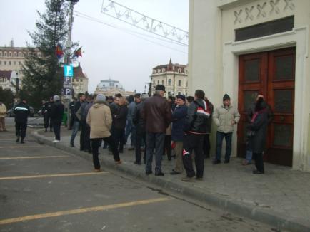 Puţini, dar rezistenţi: O mână de orădeni au protestat ore în şir duminică în stradă (FOTO)