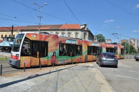 Tramvaiele Siemens, "colorate" cu reclamă, îi nemulţumesc pe orădeni (FOTO)