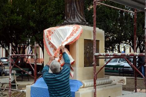 Statuia Reginei Maria a fost amplasată în faţa Teatrului (FOTO)