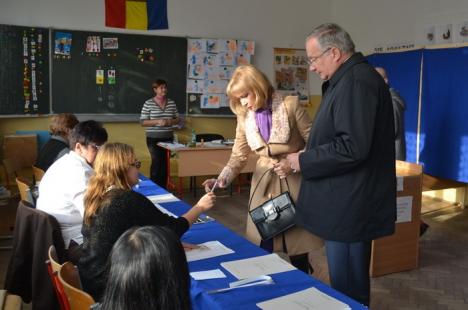 Politicienii au recitat texte electorale în ziua votului: Mang a votat "pentru unire", Bolojan "pentru Iohannis" (FOTO)