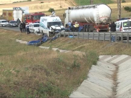 O tânără a murit şi patru persoane sunt rănite, după un nou accident pe DN 19 Oradea - Satu Mare (FOTO)