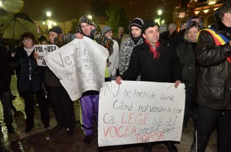 Oradea, seara a şasea de proteste: Unii manifestanţi s-au retras din cauza lozincilor vulgare (FOTO)