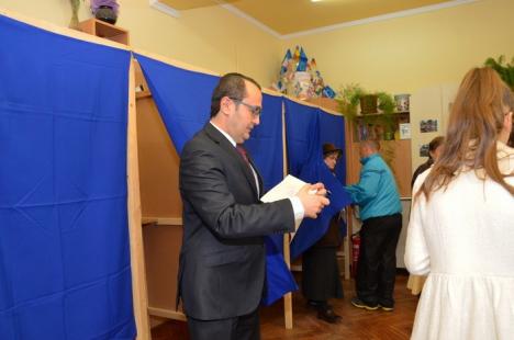 Prefectul Claudiu Pop a votat în stil pesedist, pe candidatul "care uneşte" (FOTO)