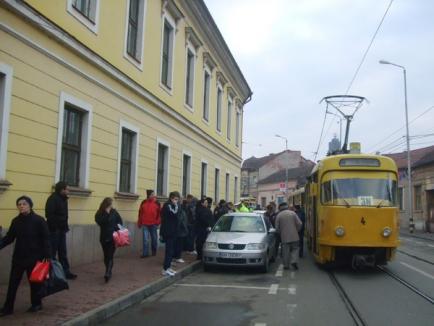 Adolescentă de 15 ani, lovită de tramvai pe Primăriei (FOTO)