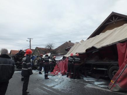Accident la Tinăud: Două TIR-uri s-au ciocnit frontal, zdrobind un BMW. Un şofer a murit (FOTO/VIDEO)