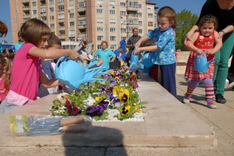 Dealul panseluţelor: Sute de flori plantate de copii lângă fântâna Companiei de Apă (FOTO)