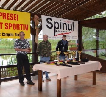 Cupa presei la pescuit a adunat ziariştii bihoreni pe marginea lacului din Husasău de Criş (FOTO)