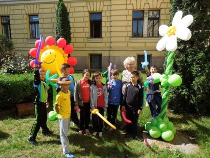 Turnul Primăriei, "împodobit" cu baloane: Sute de copii au tăbărât peste Arlechinul Gulliver (FOTO)