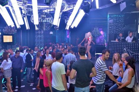 Clubul The One s-a redeschis cu DJ Rynno, animatoare sexy şi confetti. Vezi care a fost atmosfera! (FOTO)