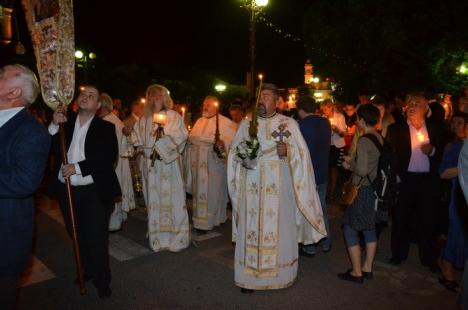 Hristos a Înviat! Sute de orădeni au mers să ia lumină la bisericile din centru (FOTO)