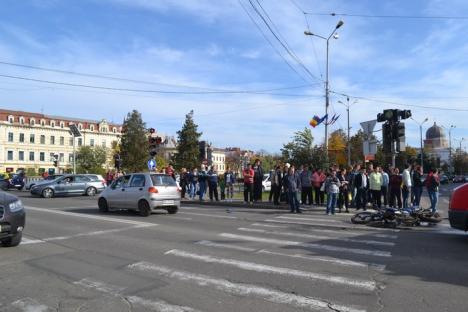 Accident în centru: Un motociclist a intrat din plin într-un Matiz care a trecut pe galben (FOTO)