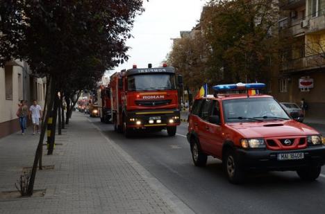În urlet de sirene, pompierii şi SMURD-ul au scos orădenii pe stradă (FOTO)