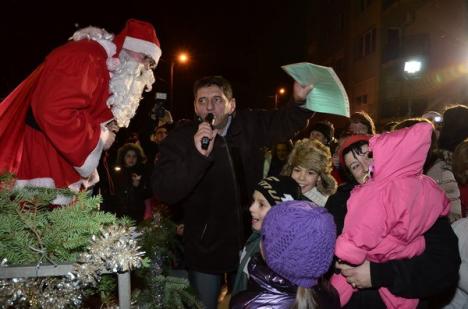 Moş Crăciun s-a oprit în cartierul Prima, doldora de cadouri (FOTO)