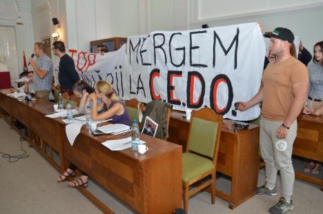 Polemici în Consiliul Local: Centrul Salem a protestat împotriva desfiinţării drumului din curtea liceului Betel (FOTO)