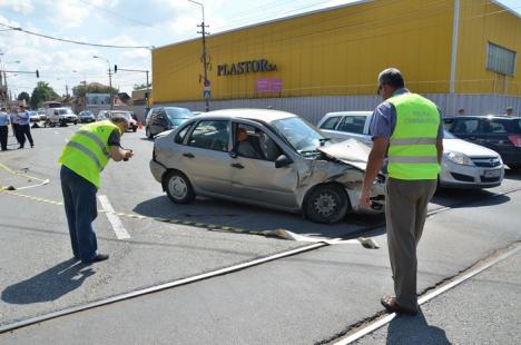 Accident pe Clujului: Două maşini avariate, după ce doi şoferi au încălcat regulile de circulaţie (FOTO)