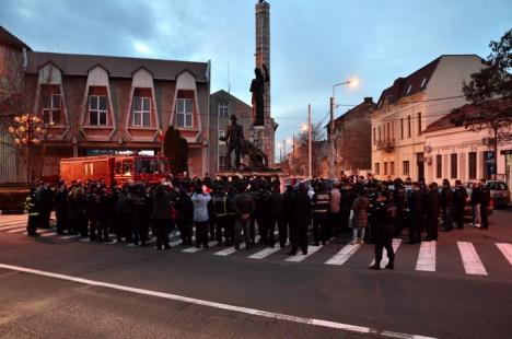 Recital inedit: Pompierii orădeni au colindat în stradă (FOTO / VIDEO)
