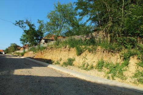 Drumul mută satul! Mai multe case din Bălaia au rămas fie sub, fie cu mult deasupra noului drum care se asfaltează (FOTO)