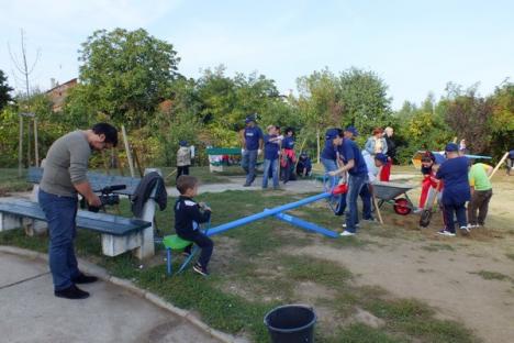 Voluntarii Provident şi picii din Dragoş Vodă au făcut un nou loc de joacă (FOTO/VIDEO)