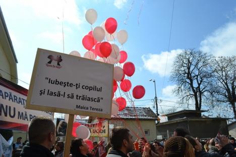 "Iubeşte-ţi copilul şi lasă-l să trăiască!": 200 de orădeni au mărşăluit împotriva avorturilor (FOTO)