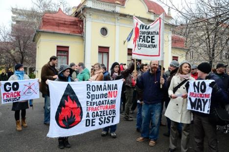 Orădenii anti-gaze de şist au reuşit protestul cu cele mai multe lozinci: "Go frack yourself!" (FOTO)