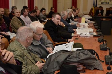 Trei cărţi într-o singură lansare: într-o sală plină de PDL-işti şi oameni de cultură, Mircea Bradu a lansat o monografie a Bihorului în trei volume (FOTO)