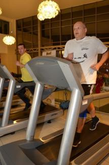 Maraton caritabil: Doi orădeni aleargă şi pedalează 24 de ore pentru copiii bolnavi de cancer (FOTO)