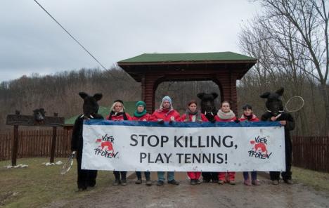 Apărătorii drepturilor animalelor au protestat la Balc, în frunte cu Remus Cernea: Stop killing, play tennis! (FOTO)