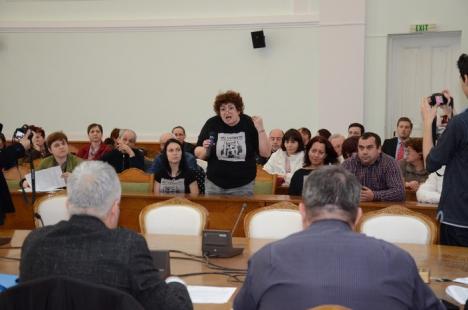 Iubitorii de câini şi-au spus ofurile la Primărie: Bolojan a devenit Hitler în Oradea! (FOTO/VIDEO)