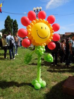 Turnul Primăriei, "împodobit" cu baloane: Sute de copii au tăbărât peste Arlechinul Gulliver (FOTO)