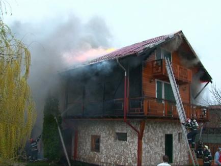 O casă din Borş a ars aproape în întregime