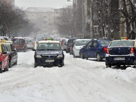 Zăpada a acoperit Oradea. Echipajele RER acţionează pentru curăţarea drumurilor (FOTO)