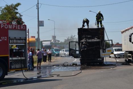 Examen de neuitat: Un camion-şcoală a luat foc în timp ce o femeie dădea examen (FOTO / VIDEO)