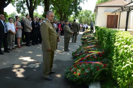 Autorităţile au marcat Ziua Eroilor Neamului cu depuneri de coroane (FOTO)